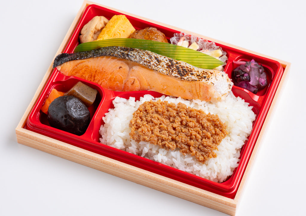 17.鶏そぼろと炙り銀鮭弁当