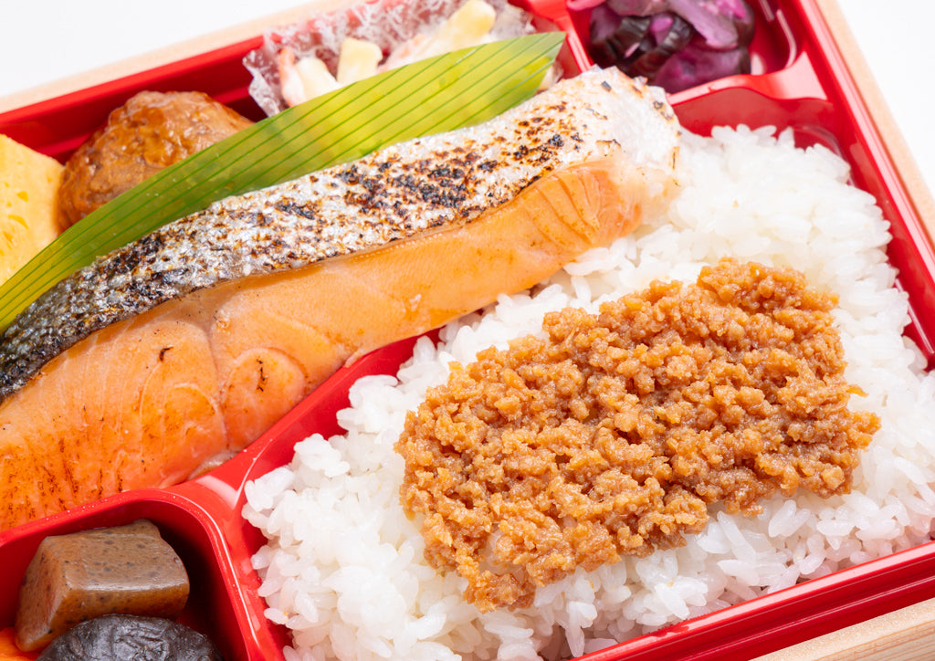 17.鶏そぼろと炙り銀鮭弁当