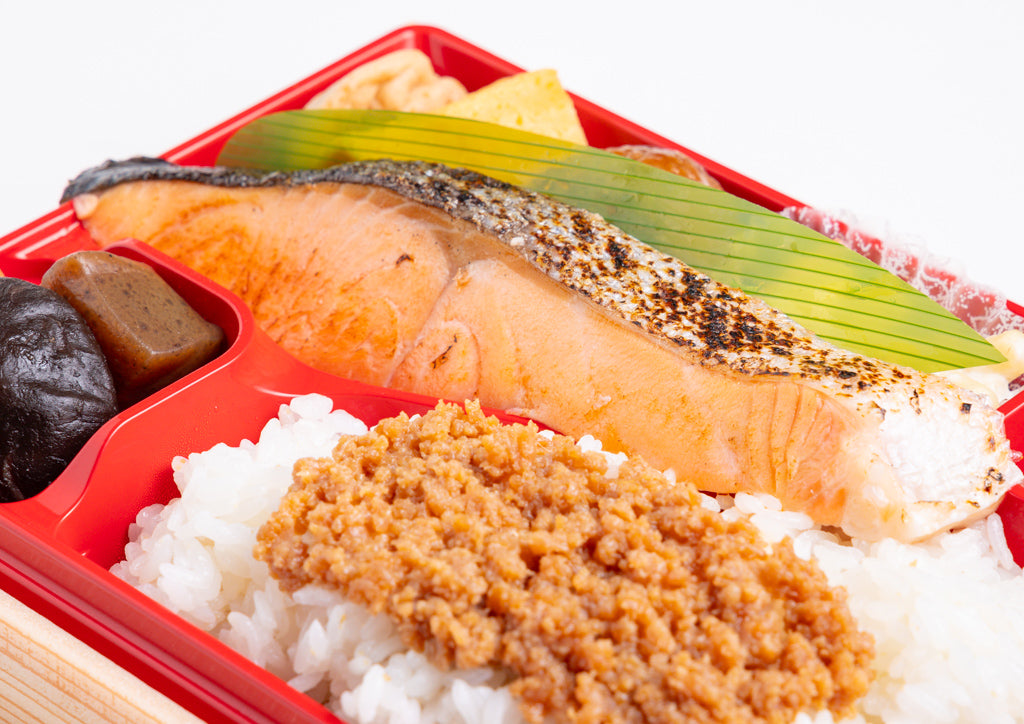 17.鶏そぼろと炙り銀鮭弁当